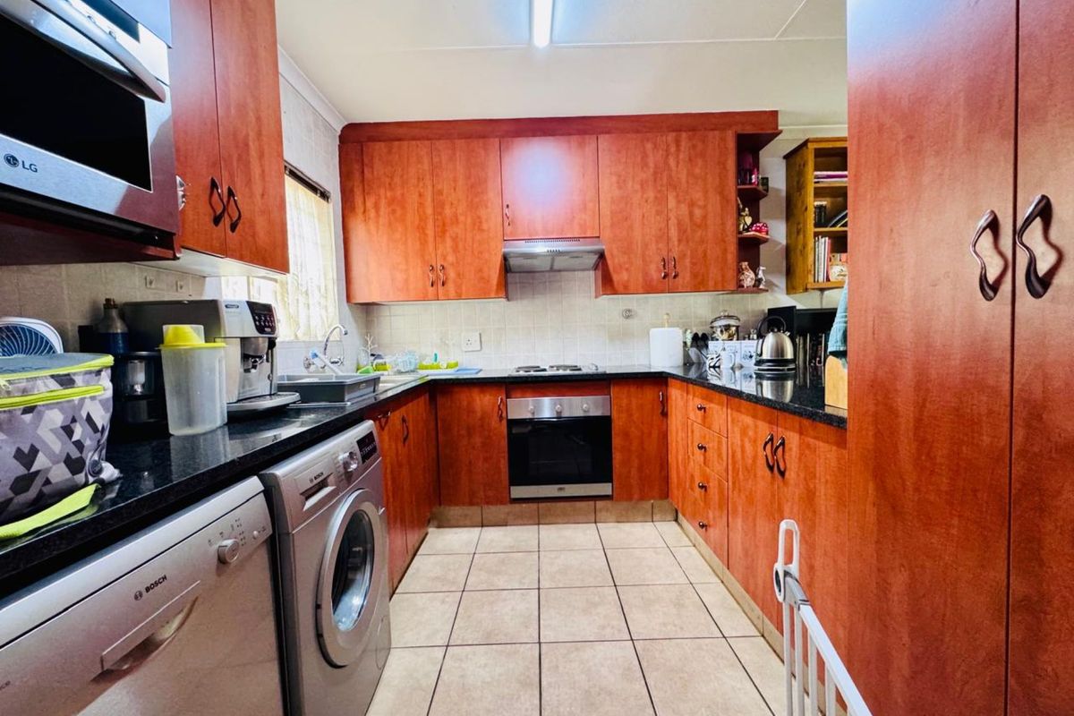 Charming 2-Bedroom Townhouse with Spacious Living and Beautiful Garden - Photo 3