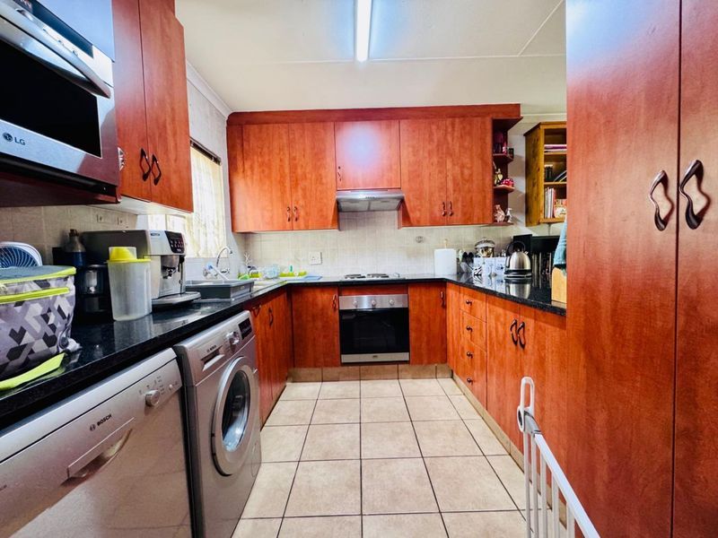 Charming 2-Bedroom Townhouse with Spacious Living and Beautiful Garden - Photo 3