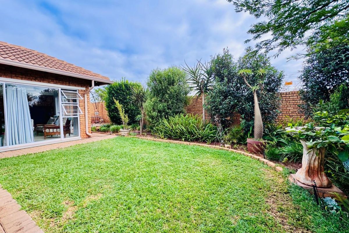 Charming 2-Bedroom Townhouse with Spacious Living and Beautiful Garden - Photo 2