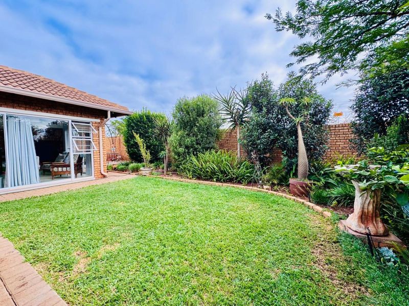 Charming 2-Bedroom Townhouse with Spacious Living and Beautiful Garden - Photo 2