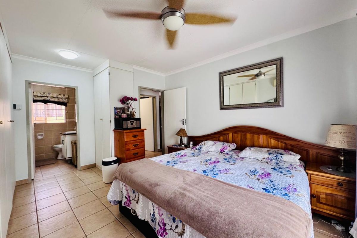 Charming 2-Bedroom Townhouse with Spacious Living and Beautiful Garden - Photo 5