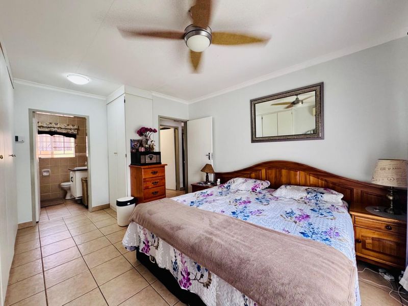 Charming 2-Bedroom Townhouse with Spacious Living and Beautiful Garden - Photo 5