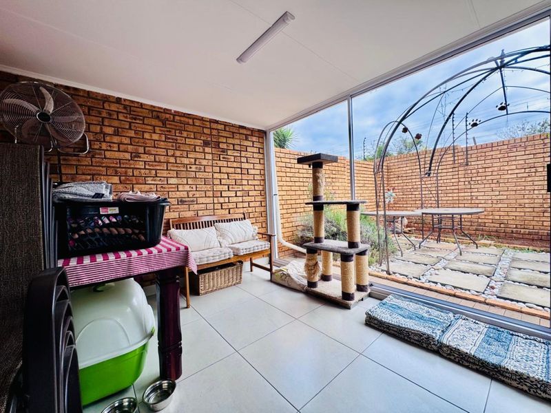 Charming 2-Bedroom Townhouse with Spacious Living and Beautiful Garden - Photo 10