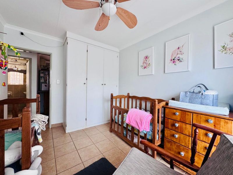 Charming 2-Bedroom Townhouse with Spacious Living and Beautiful Garden - Photo 8