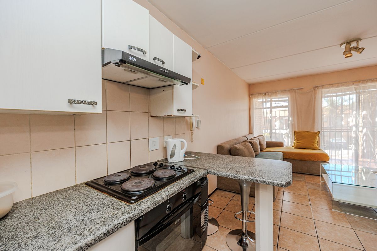 Discover Your Dream Home in Honeydew Grove, Roodepoort - Photo 3