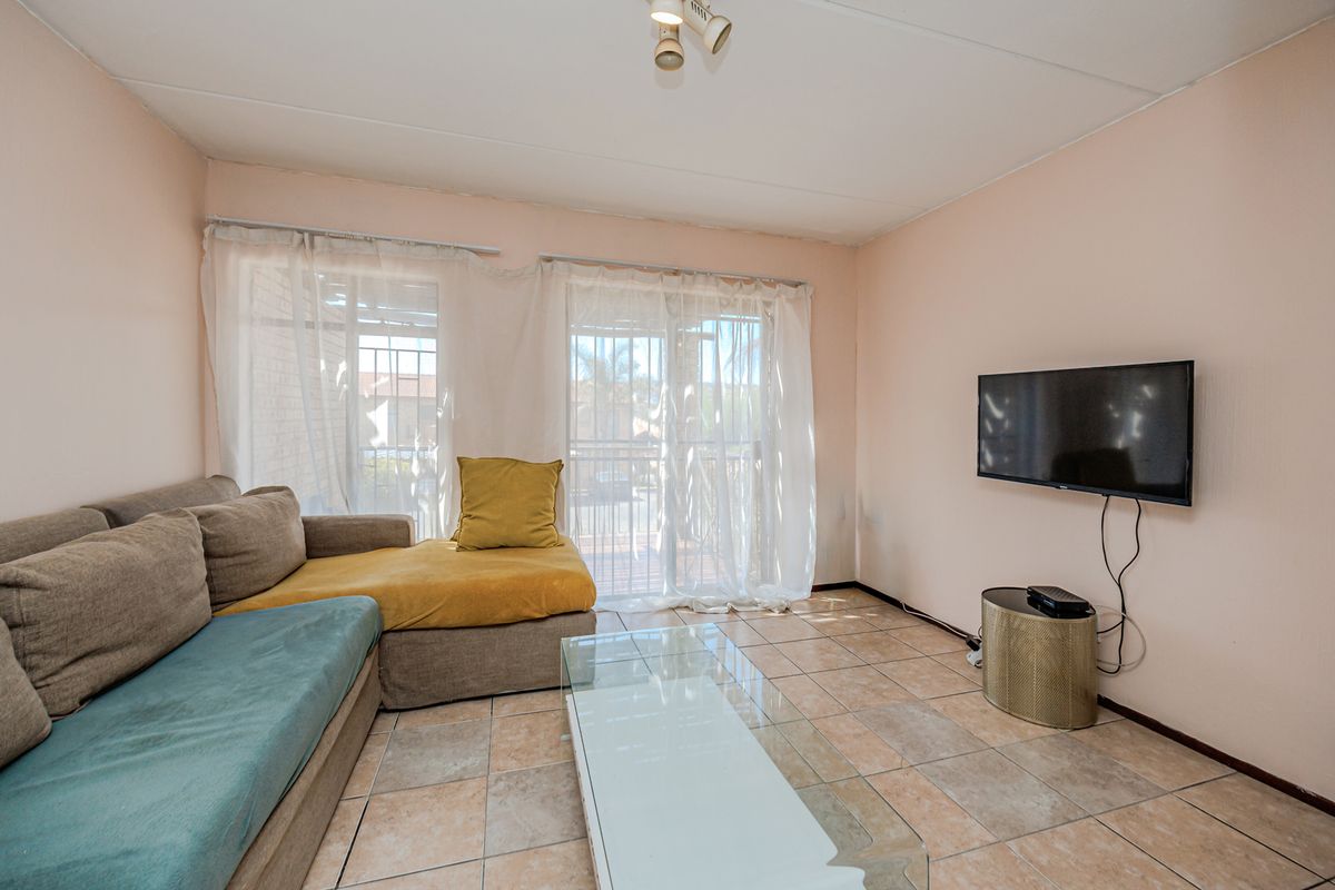 Discover Your Dream Home in Honeydew Grove, Roodepoort - Photo 4