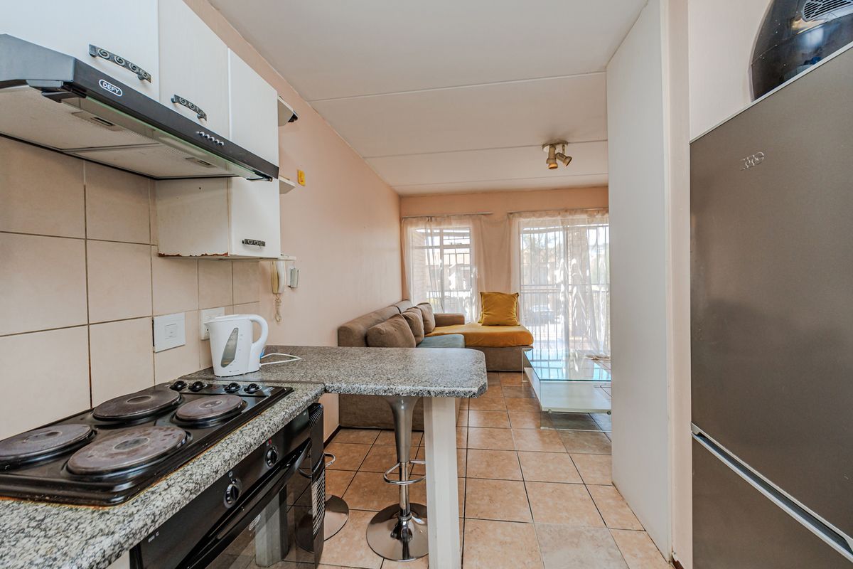 Discover Your Dream Home in Honeydew Grove, Roodepoort - Photo 2