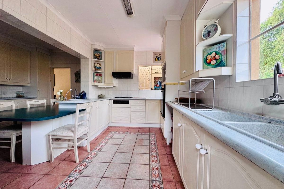 Elegant Family Home with Exceptional Entertainment Spaces and Premium Comfort - Photo 3