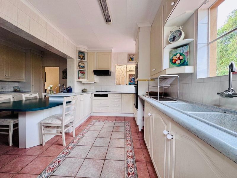 Elegant Family Home with Exceptional Entertainment Spaces and Premium Comfort - Photo 3