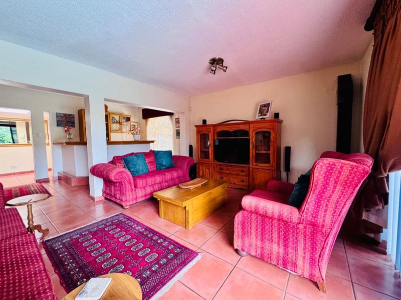 Elegant Family Home with Exceptional Entertainment Spaces and Premium Comfort - Photo 9