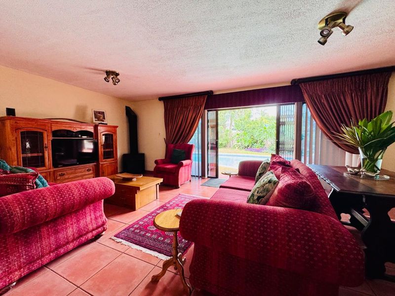 Elegant Family Home with Exceptional Entertainment Spaces and Premium Comfort - Photo 10