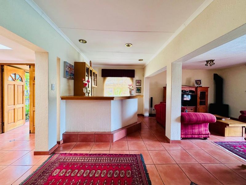 Elegant Family Home with Exceptional Entertainment Spaces and Premium Comfort - Photo 8