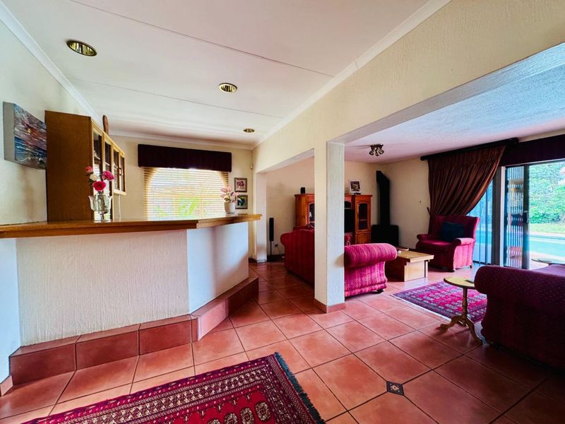 Elegant Family Home with Exceptional Entertainment Spaces and Premium Comfort - Photo 7