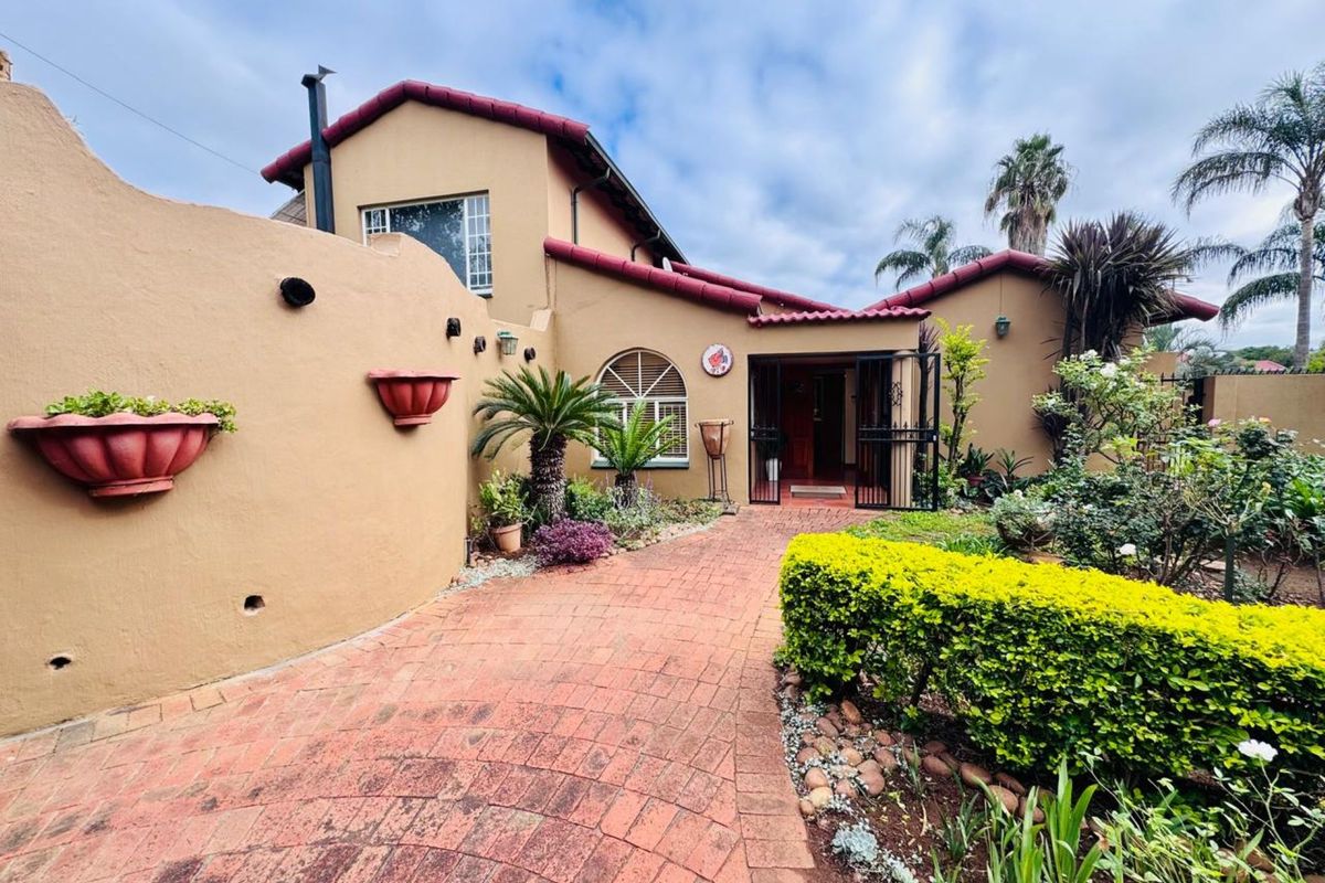 Elegant Family Home with Exceptional Entertainment Spaces and Premium Comfort - Photo 2