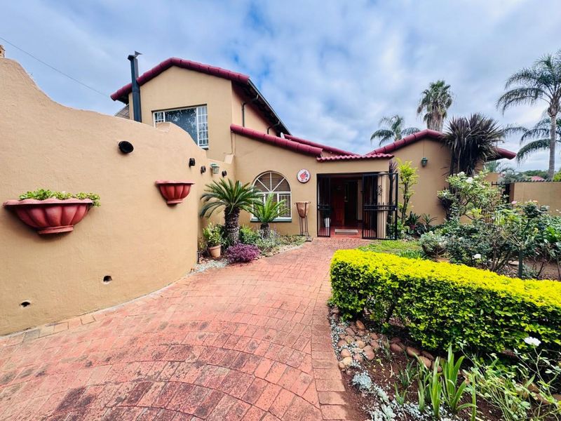 Elegant Family Home with Exceptional Entertainment Spaces and Premium Comfort - Photo 2