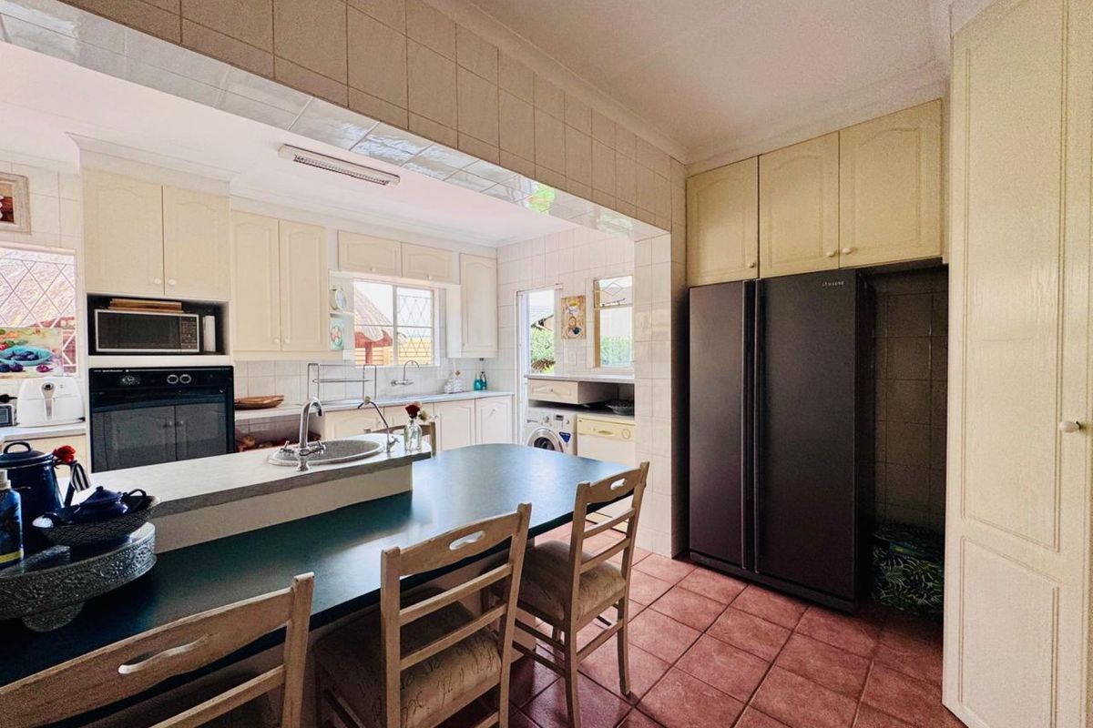 Elegant Family Home with Exceptional Entertainment Spaces and Premium Comfort - Photo 5