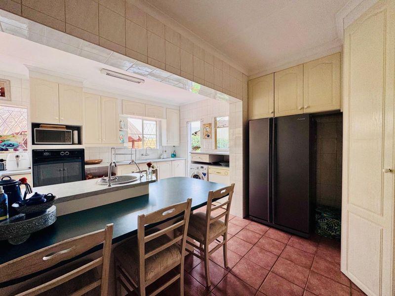 Elegant Family Home with Exceptional Entertainment Spaces and Premium Comfort - Photo 5