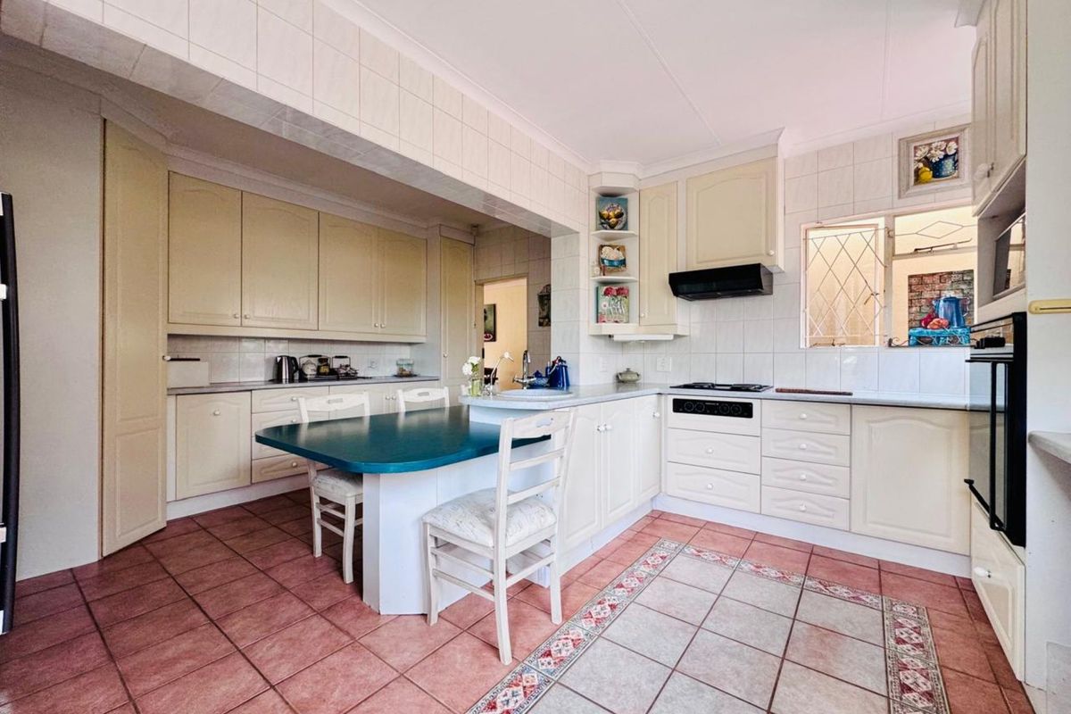 Elegant Family Home with Exceptional Entertainment Spaces and Premium Comfort - Photo 4