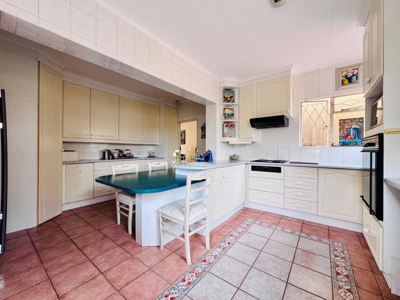 Elegant Family Home with Exceptional Entertainment Spaces and Premium Comfort - Photo 4