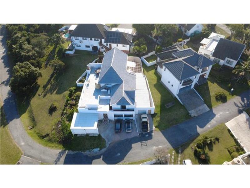 Expansive Coastal Home with 2 flats in Secure Cove Rock Estate - Photo 3