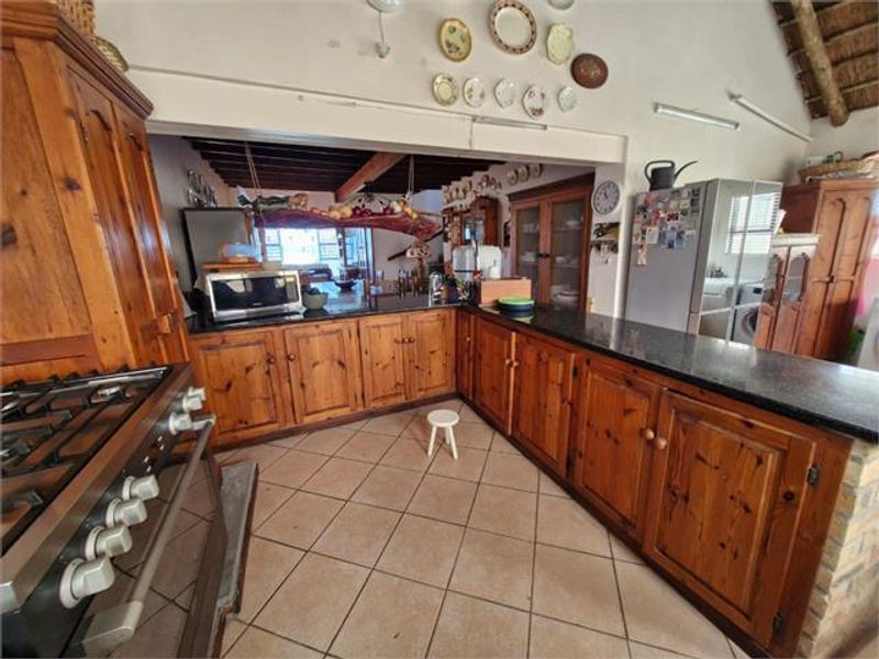 Expansive Coastal Home with 2 flats in Secure Cove Rock Estate - Photo 9