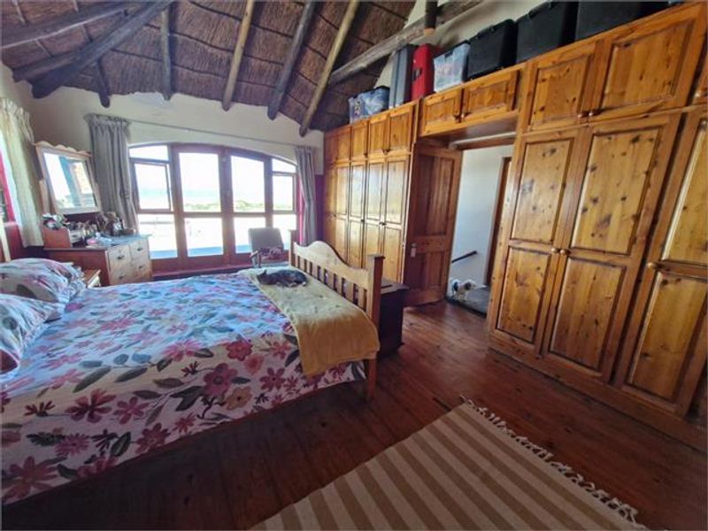 Expansive Coastal Home with 2 flats in Secure Cove Rock Estate - Photo 10