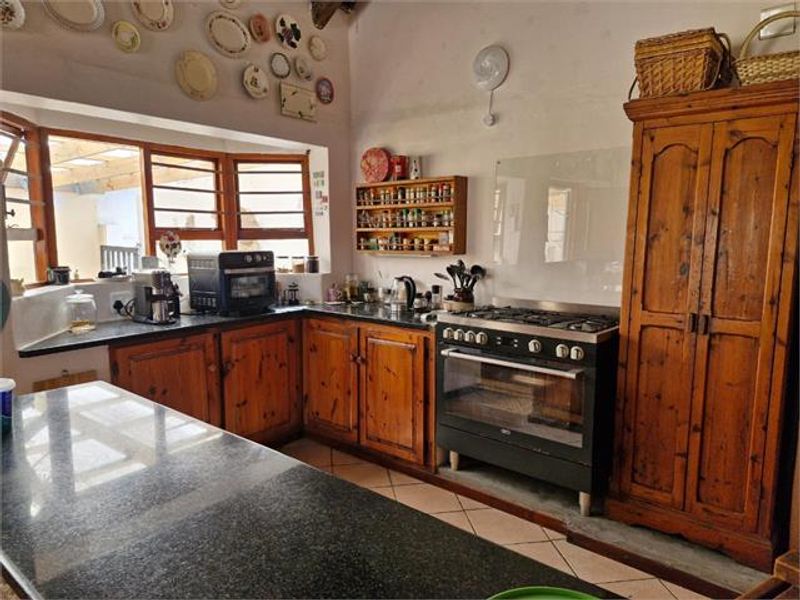 Expansive Coastal Home with 2 flats in Secure Cove Rock Estate - Photo 8