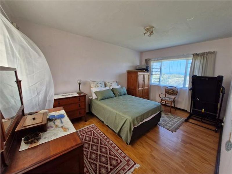 Expansive Coastal Home with 2 flats in Secure Cove Rock Estate - Photo 6