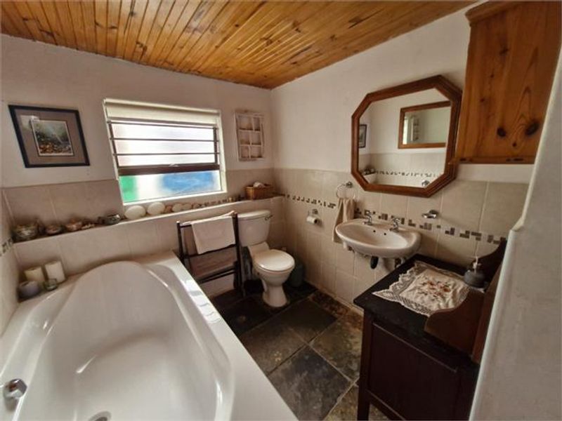 Expansive Coastal Home with 2 flats in Secure Cove Rock Estate - Photo 7