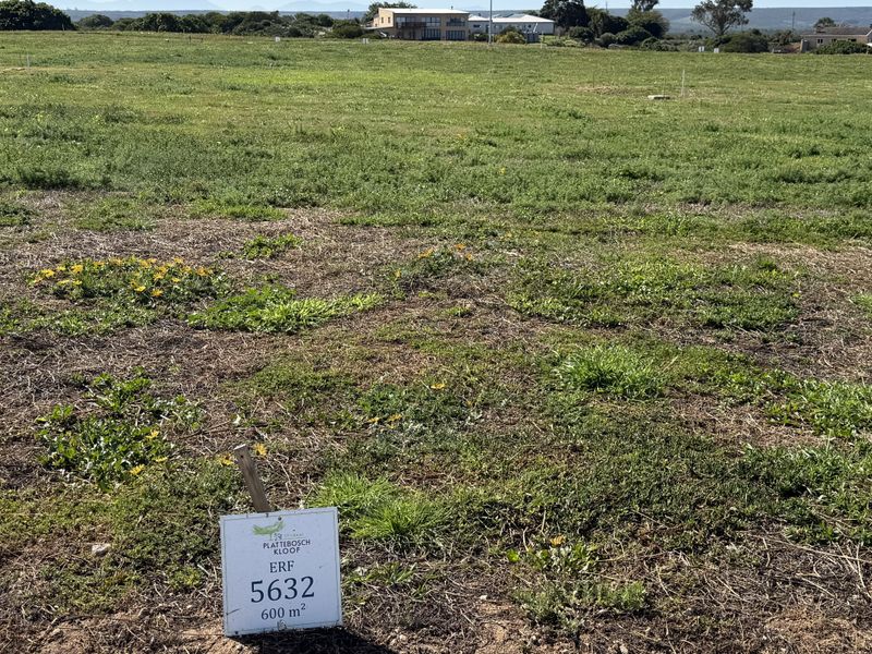 A vacant residential plot of 600 square meters in Plattebosch Kloof, featuring open land with surrounding neighborhood views.