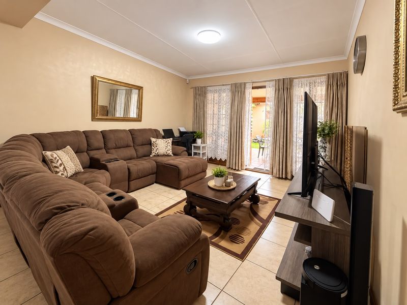 Spacious 3-Bedroom Townhouse with Excellent Parking in Waterfall East - Photo 3
