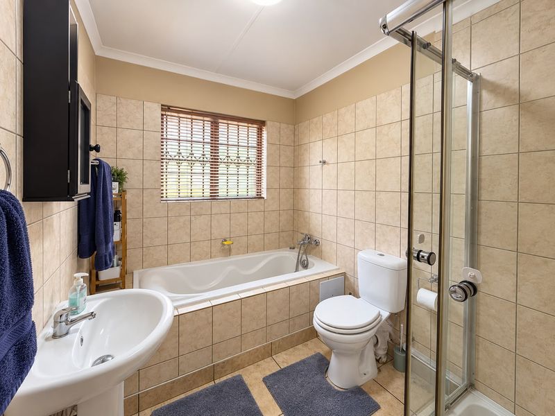 Spacious 3-Bedroom Townhouse with Excellent Parking in Waterfall East - Photo 8