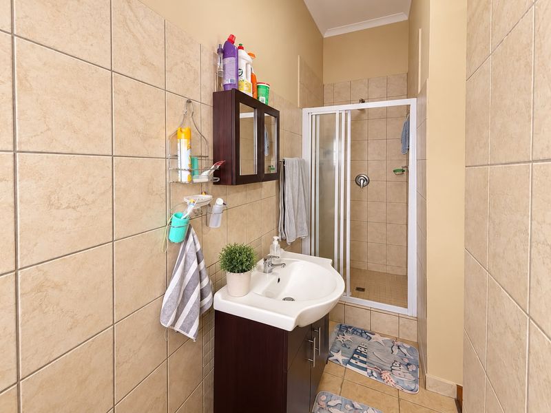 Spacious 3-Bedroom Townhouse with Excellent Parking in Waterfall East - Photo 6