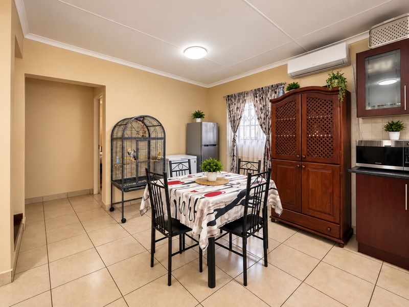 Spacious 3-Bedroom Townhouse with Excellent Parking in Waterfall East - Photo 4