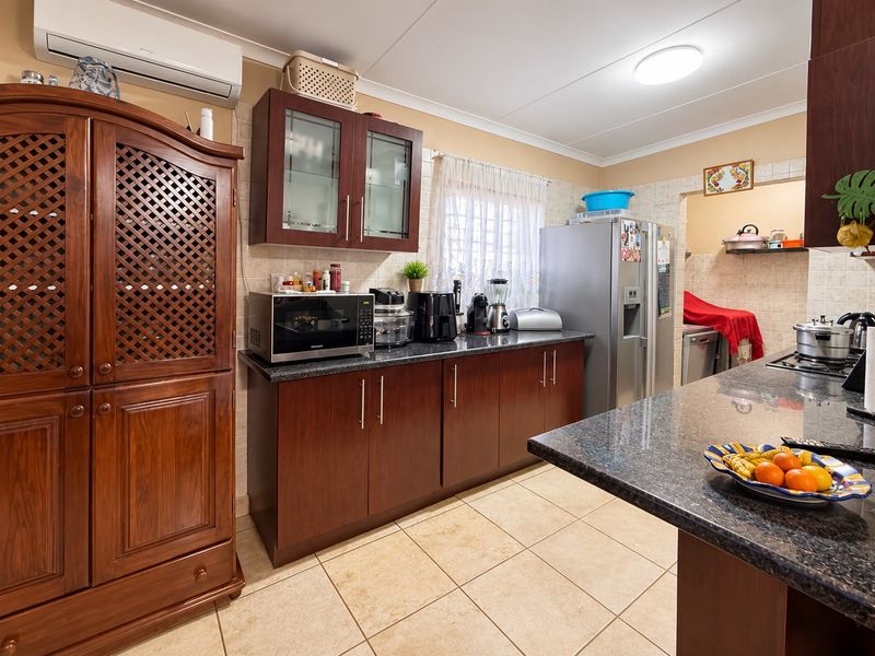 Spacious 3-Bedroom Townhouse with Excellent Parking in Waterfall East - Photo 2