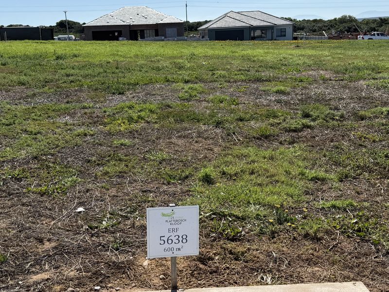 A vacant residential plot of 600 square meters located in a developing estate, ready for new construction.