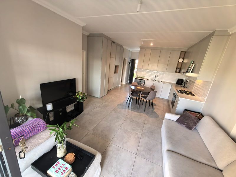 Ground Floor 2 Bed / 2 Bath with Large Enclosed Garden – Pet Friendly - Photo 2