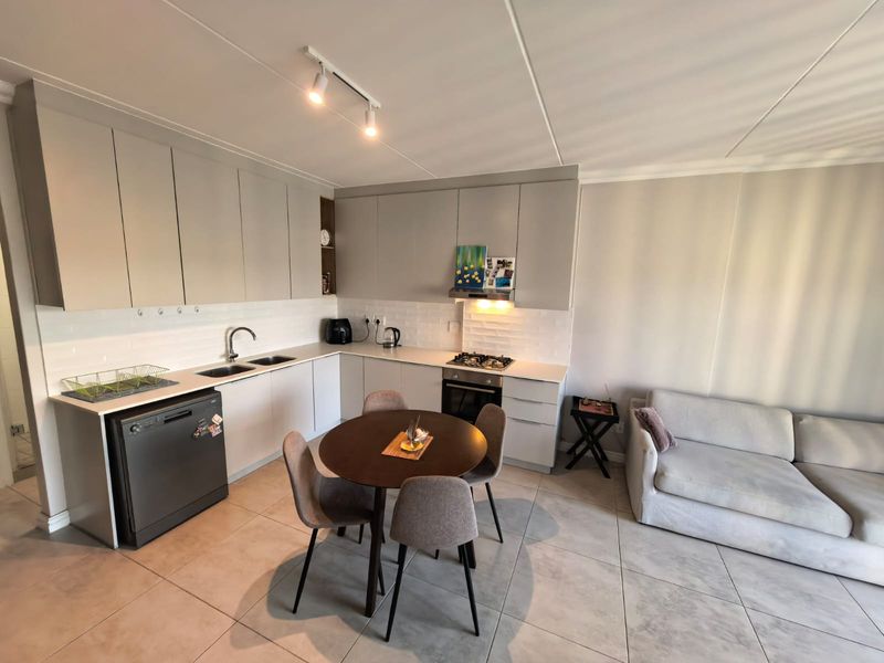 Ground Floor 2 Bed / 2 Bath with Large Enclosed Garden – Pet Friendly - Photo 3