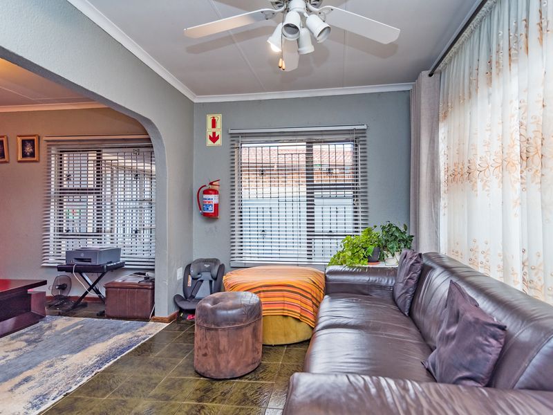 Stunning 3 Bedroom Family Home for Sale in Protea North - Photo 5