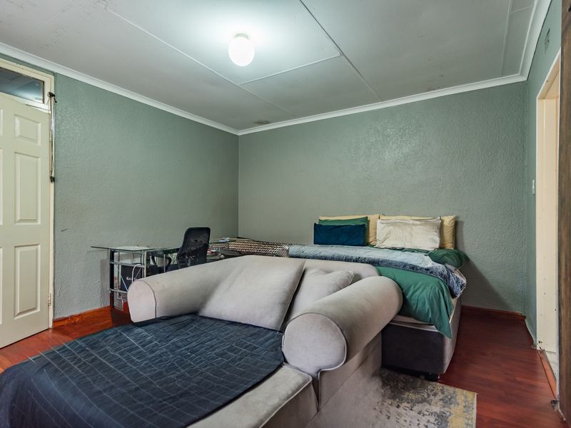 Stunning 3 Bedroom Family Home for Sale in Protea North - Photo 9
