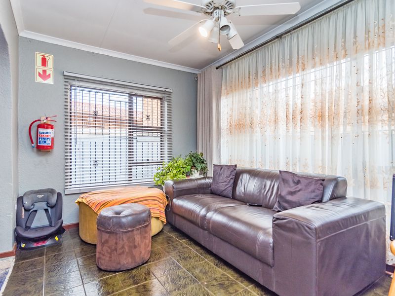 Stunning 3 Bedroom Family Home for Sale in Protea North - Photo 4