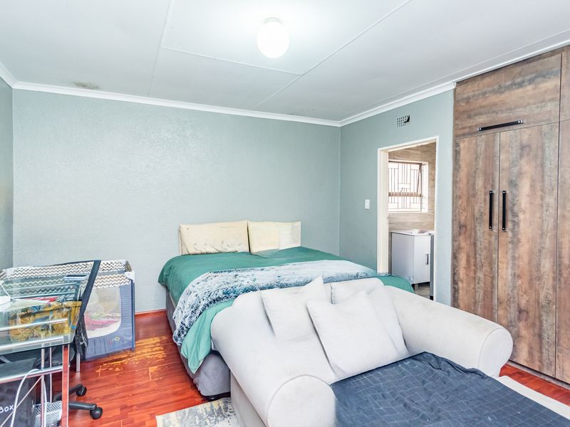 Stunning 3 Bedroom Family Home for Sale in Protea North - Photo 8