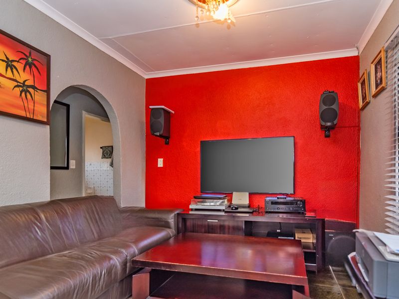 Stunning 3 Bedroom Family Home for Sale in Protea North - Photo 7