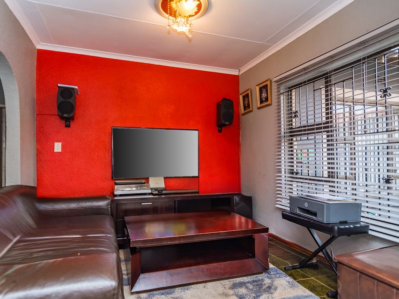 Stunning 3 Bedroom Family Home for Sale in Protea North - Photo 6
