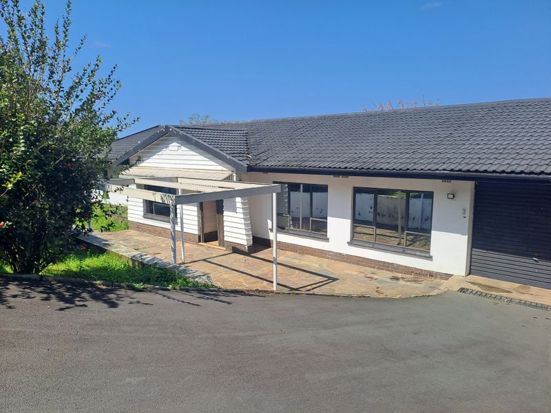 Hidden Gem Below Road Level – Space, Privacy & Endless Potential! - Photo 3