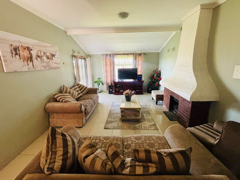 Hidden Gem Below Road Level – Space, Privacy & Endless Potential! - Photo 4