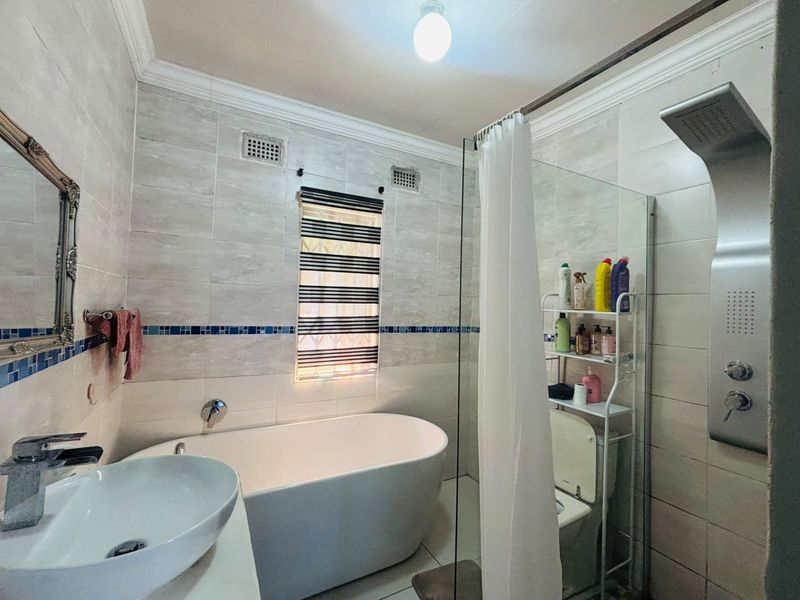 Hidden Gem Below Road Level – Space, Privacy & Endless Potential! - Photo 10