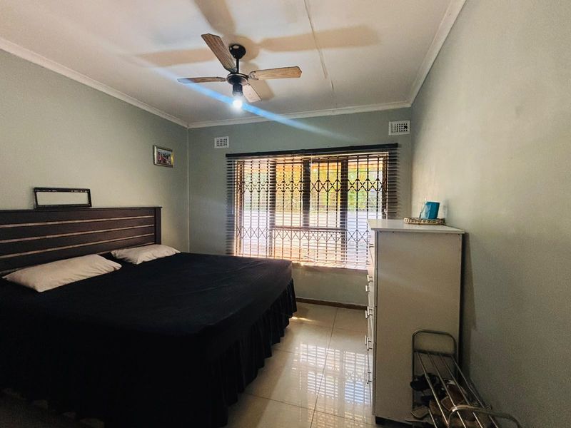 Hidden Gem Below Road Level – Space, Privacy & Endless Potential! - Photo 9