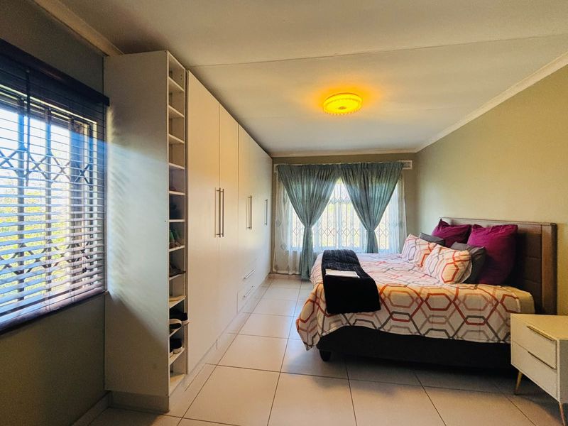 Hidden Gem Below Road Level – Space, Privacy & Endless Potential! - Photo 7