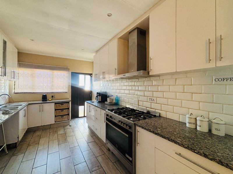 Hidden Gem Below Road Level – Space, Privacy & Endless Potential! - Photo 6